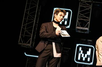 INI、メンバー同士の“全力ハグ”で会場を沸かせる「皆さん、これが見たいんでしょ？」