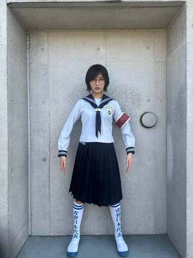 新しい学校のリーダーズ・SUZUKA 制服脱ぎメガネ外した姿に大反響
