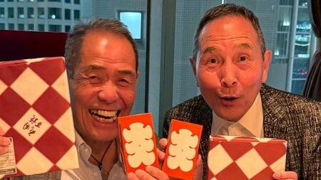ザ・ぼんち おさむ 20歳＆18歳の孫“顔出し”ショット公開！「大きなったなぁ」誕生日ケーキを前に満面の笑みを浮かべた幸せ家族に「ほっこり」