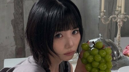 NiziU・MAYA “絶対領域”見せニーハイ×ミニ丈衣装を披露！オン眉にロングヘアでクールにポーズ決める姿に「これは沼っちゃう」「最強に似合ってる」