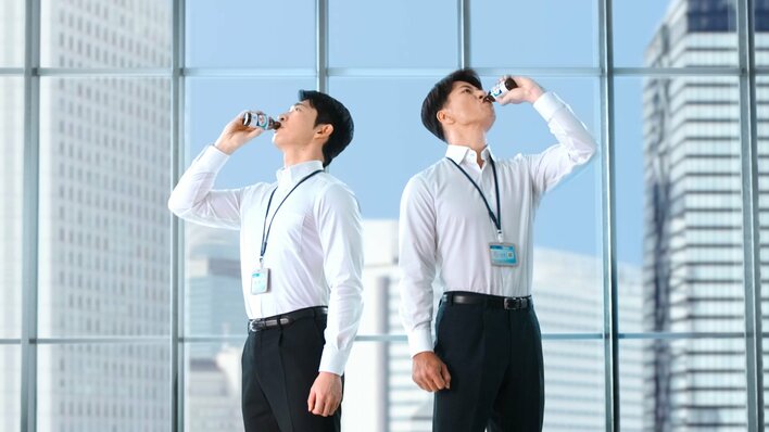 【画像11枚】11年ぶりの“崖CM”に出演したケイン・コスギ を見る