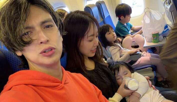 「プライベートジェット！？」川崎希＆アレク 生後9ヵ月次女ら家族5人で沖縄旅行！“世界一周”で貯めたマイル活用のお得旅の様子を公開