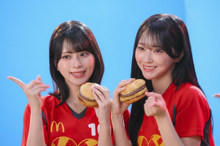 LOVE「夢が叶った」マクドナルドと初コラボ！限定サッカーユニホーム姿