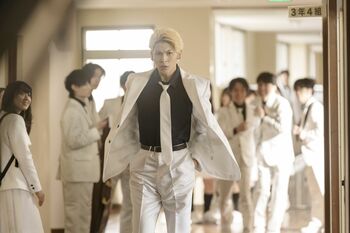 ラウール 純白の制服で「かますぞ！」と気合い！主演映画『赤羽骨子のボディガード』アクションシーンの映像が到着