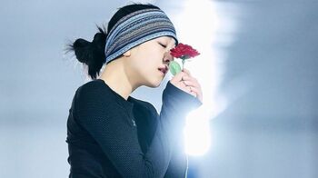 浅田真央 亡き母への思い 赤い花を持ち舞う姿を“母の日”に投稿 「私は母のように強く生きる」 母との2S写真も