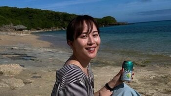 比嘉愛未「浜に上がった人魚のよう」地元･沖縄の海辺で開放感あふれる爽やかショット公開に「絵になるわぁ」「一緒に行きた～い 飲みた～い」