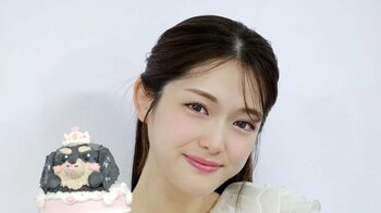 「13歳です」松村沙友理 誕生日をユーモアたっぷりに報告！愛犬がのったケーキや“巨大プレゼント”に弾ける笑顔「年々若返っているよう」「眩しすぎる」