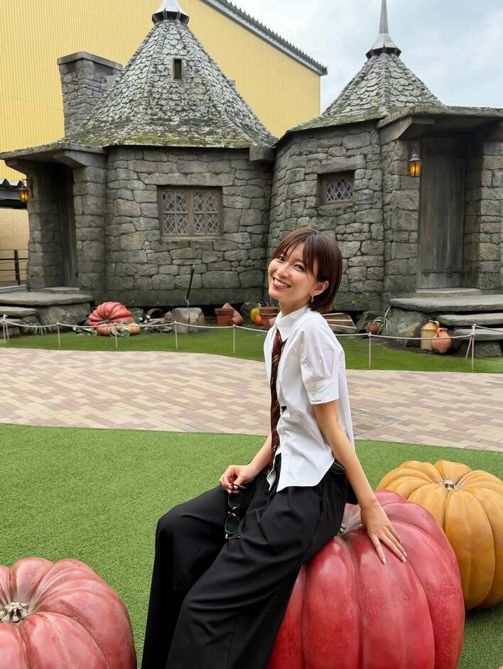 【画像11枚】「なんて可愛い生徒さんなの」岡崎紗絵が制服姿でハリー・ポッターの世界観を楽しむ“新鮮なスタイル”のショットを見る