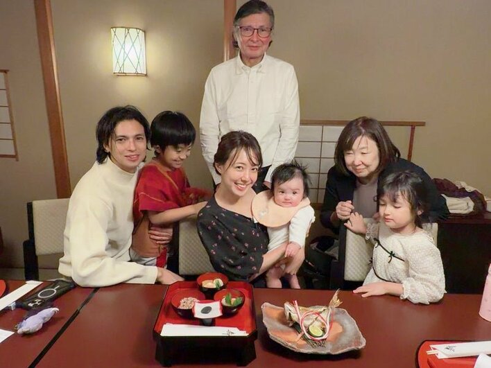 【画像8枚】川崎希 生後4ヵ月次女を交えた親子3世代ショットやお食い初めの様子を見る
