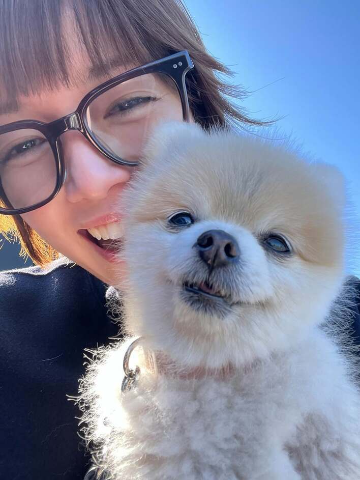 佐藤栞里 愛犬とのショットが“そっくり”と話題！箱根旅行で自然に囲ま