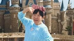 「レア写真すぎ」和田アキ子 初の東京ディズニーランド満喫ショット公開！誕生日にキャラクターと腕組み笑顔全開「少女のよう」「服オシャレ」