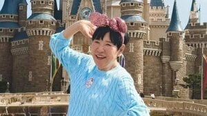 「レア写真すぎ」和田アキ子 初の東京ディズニーランド満喫ショット公開！誕生日にキャラクターと腕組み笑顔全開「少女のよう」「服オシャレ」