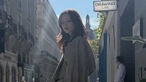 広瀬すず「めっちゃ足細い」パリの街中での“美脚”際立つミニ丈コーデ公開！すらりとたたずむ上品な雰囲気に「スタイル異次元」