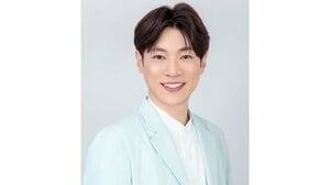 “ありのまま”が1番？ 横山だいすけ 「足長すぎ」な姿を披露しSNS騒然！ビルの屋上でクールにたたずむ様子に「どちら様？」