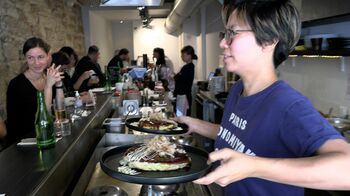 パリで人気のお好み焼きレストラン「OKOMUSU」店主・田淵寛子に密着