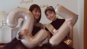 小芝風花 27歳の誕生日にティアラを乗せてプリンセスショット披露！大親友の森高愛と“ホテル女子会”