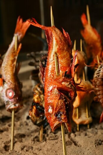 【天王寺・あべのハルカス近くで事件です。】魚を焼いているだけなのに、なぜか盛り上がる「炉端と海鮮 炭火劇場」の夜が楽しすぎる理由