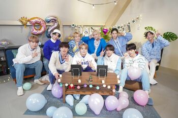 JO1、21歳を迎えた鶴房汐恩を抱きしめて祝福「誕生日おめでとう！」