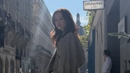 広瀬すず「めっちゃ足細い」パリの街中での“美脚”際立つミニ丈コーデ公開！すらりとたたずむ上品な雰囲気に「スタイル異次元」