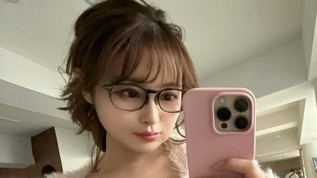 「お人形みたい」鈴木奈々 雰囲気ガラリの大胆イメチェン姿披露！黒パーカーに黒縁メガネの濃いめメイクショットに「めちゃくちゃ似合う」