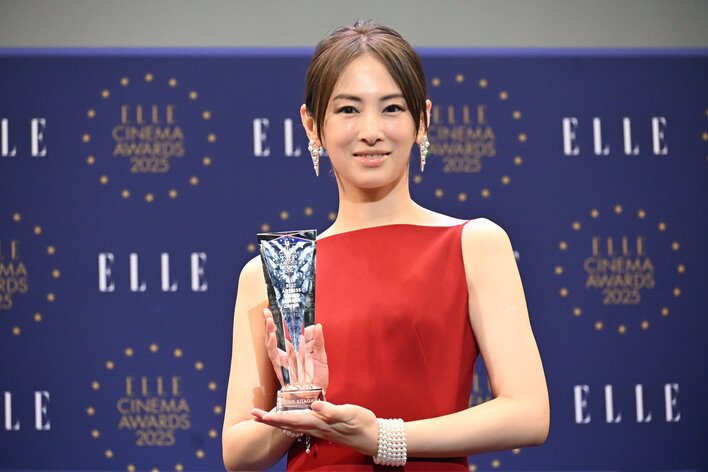 北川景子「そろそろ幸せな役をやりたい」で会場では笑いが  真っ赤なタイトドレス姿で授賞式に登場！映画『ナイトフラワー』で母役を熱演【ELLE CINEMA AWARDS 2025】