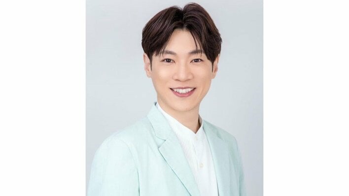 “ありのまま”が1番？ 横山だいすけ 「足長すぎ」な姿を披露しSNS騒然！ビルの屋上でクールにたたずむ様子に「どちら様？」