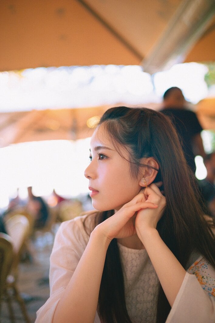 新カット解禁】まるで“女神”のよう…ロングドレスで夕日を浴び
