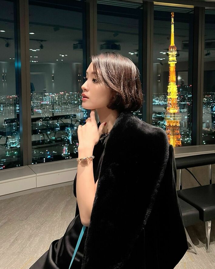 色気5倍増し！」剛力彩芽 黒ドレスで“肩だし”披露！東京タワーバックに