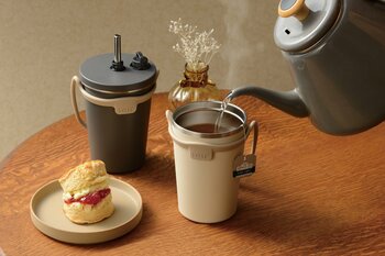 和平フレイズよりストローを入れたまま蓋を閉められる「トート ストロー付2wayタンブラー」に320mlのアイボリー・チャコールが新登場！