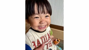 パパと遊べず大号泣！1歳児の姿に「愛おしい」と反響 そっと靴を置く姿はまるで“引退公演の山口百恵！？”【激かわキッズ奇跡の瞬間】