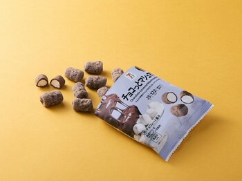 「ちょこっと」つまめる、ひとくちチョコとして人気の「セブンプレミアム チョコっとマシュマロ」が2025年9月30日（火）より再び数量限定発売