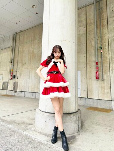 AKB48小栗有以 大胆肌見せミニスカサンタ姿にファン悶絶！「可愛さ超越