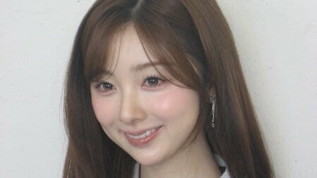 NiziU・MIIHI「おめめキュルキュル」な上目遣いショットを公開！ぱっちり瞳でカメラ見つめる姿に「天性の究極のアイドル」