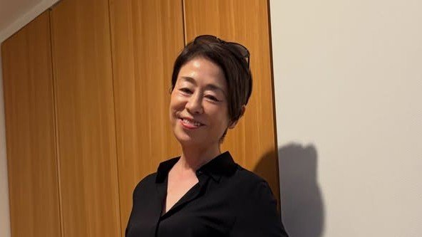 安藤優子 ユニクロのシャツ使ったオシャレコーデを披露！上品さも兼ね備えた装いでポーズ決める姿に「シンプルで素敵」