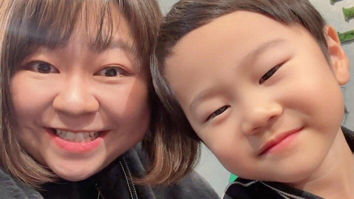 やしろ優 完成度高すぎVaundyものまね披露！パーマ・髭・立ちポーズまで完コピな“激似”ショットに「本人かと」「凄い！そっくり」