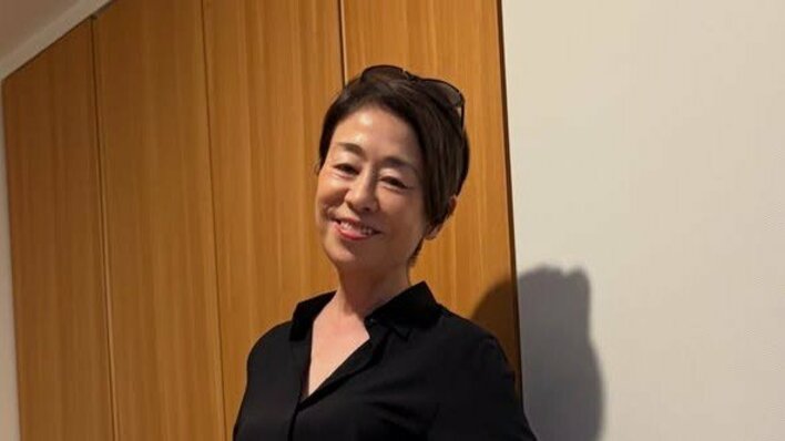 【画像5枚】「カジュアルなのに上品」安藤優子 ユニクロのシャツ使うコーデを見る
