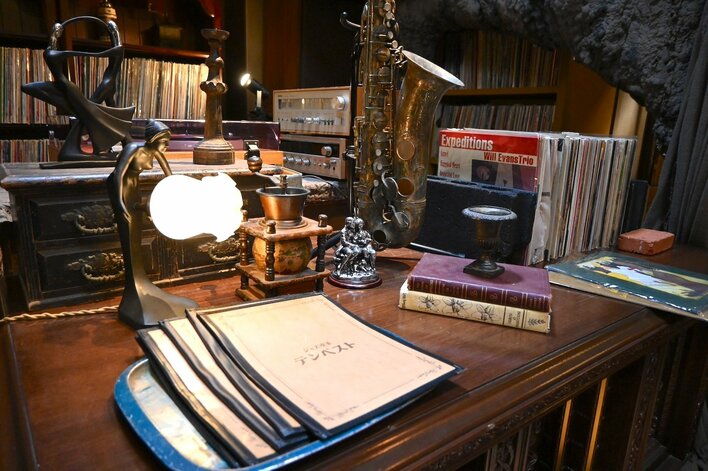 【写真】『もしがく』ジャズ喫茶「テンペスト」のセット写真をじっくり見る