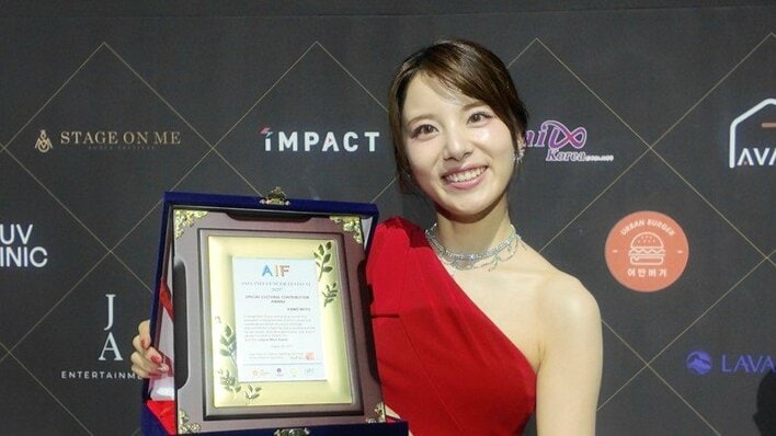韓国で大ブレイクの日本人シンガー・かのうみゆ(25) “ジュディマリ”の『Over Drive』を韓国のフェスティバルで堂々披露！