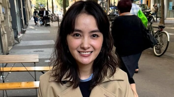 葵わかな “相棒”とフランス・パリ旅を満喫！「各所で写真たくさん撮って笑」エッフェル塔と記念撮影や飛行機内でのリラックスショットも