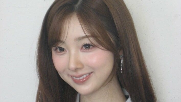 NiziU・MIIHI「おめめキュルキュル」な上目遣いショットを公開！ぱっちり瞳でカメラ見つめる姿に「天性の究極のアイドル」