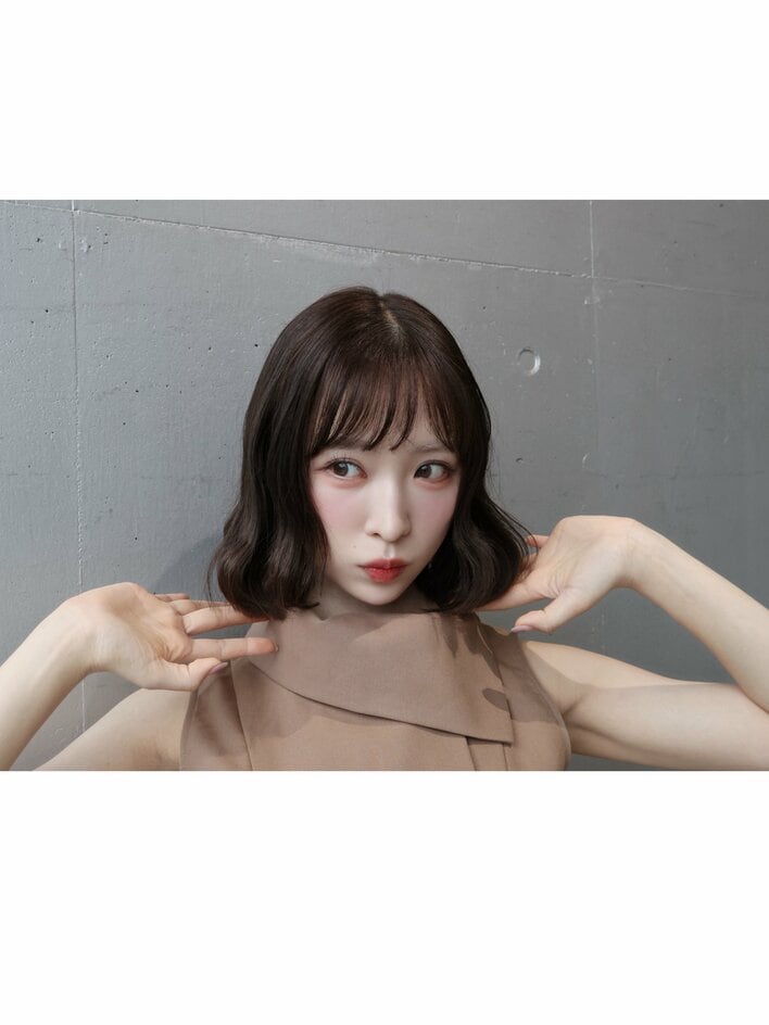 AKB48小栗有以 雰囲気がらり“わんちゃん巻き”ヘアで美肩際立つショット