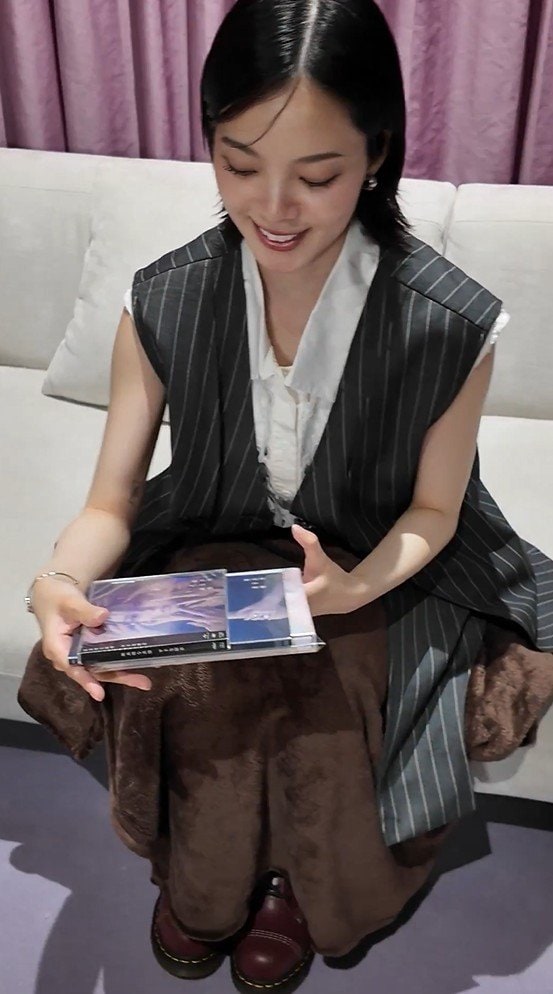 平手友梨奈 近影を公開！カメラを前に終始笑顔を絶やさない様子に
