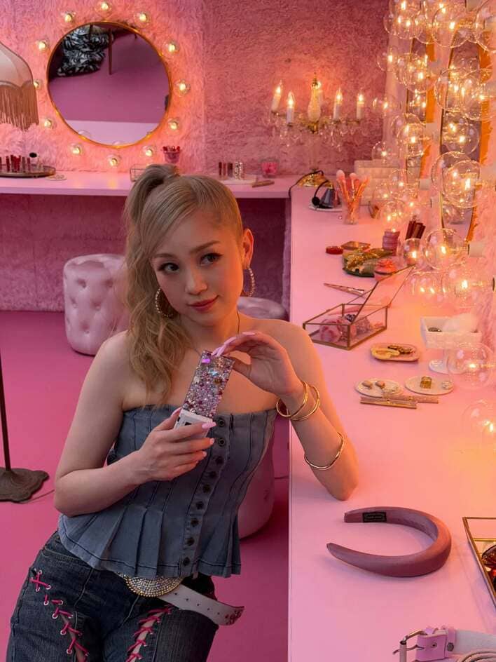 西野カナ「AIじゃありません」“ギャル感”あふれるオフショット公開！美