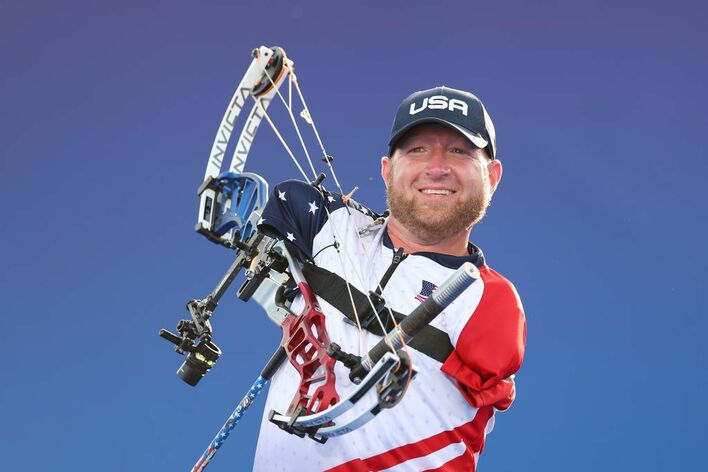 超絶技巧！両腕のないアーチェリー選手が15回中14回満点をたたき出し