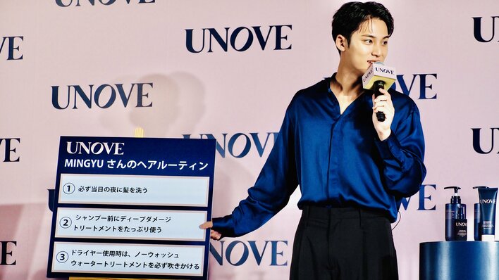 SEVENTEEN・MINGYU ハート＆投げキッスのリクエストに、はにかみながら