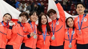 日本の国民性ダダ漏れショットに称賛の声！フィギュア団体の日本チーム表彰台姿に「好きだわー、このチーム」「謙虚さが感じられる」【ミラノ・コルティナ五輪】