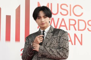 中島健人 重厚感のあるスーツで登場！ハートポーズを見せたり手を振ったり…ファンサで沸かせる【MAJ2026】