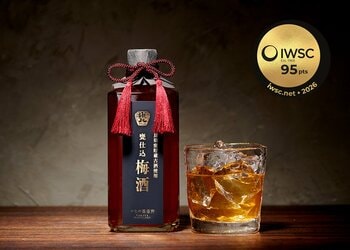 やまや蒸留所の「長期甕貯蔵古酒使用 甕仕込梅酒」が酒類の世界三大コンペティション『IWSC2026』にて金賞を受賞　他2製品が銀賞を受賞