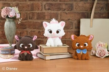 『おしゃれキャット』でおなじみの「ディズニー マリー」と兄弟たちがほんのり頬を染めておすわり 「おしゃれキャット　赤いほっぺ　ぬいぐるみ」がナムコ限定で登場　2025年12月12日(金)より展開開始！