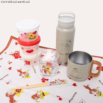 【おさるのジョージ】誕生85周年を記念した心温まる限定デザイン！毎日使える実用的なランチ・キッチン用品がスケーターから新登場